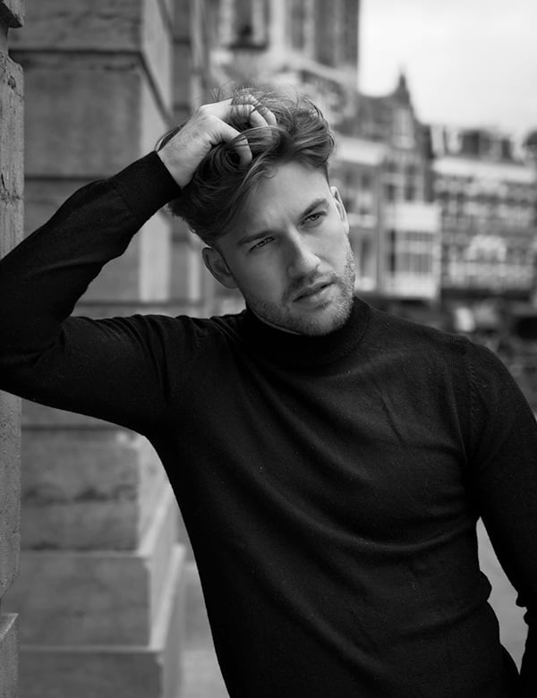 mannelijk model met bruin haar Tom Klo.