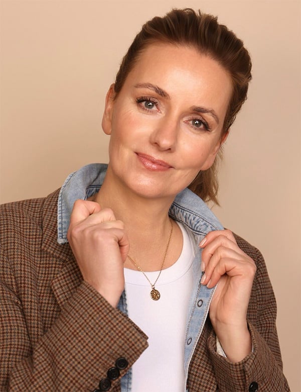 Vrouwelijk model met donkerblond haar Veronique