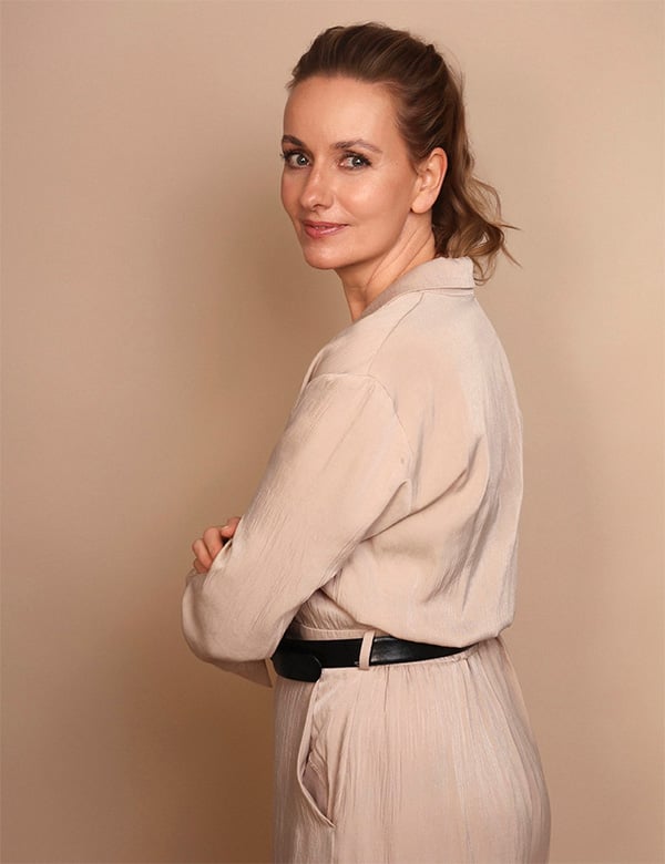 Vrouwelijk model met donkerblond haar Veronique