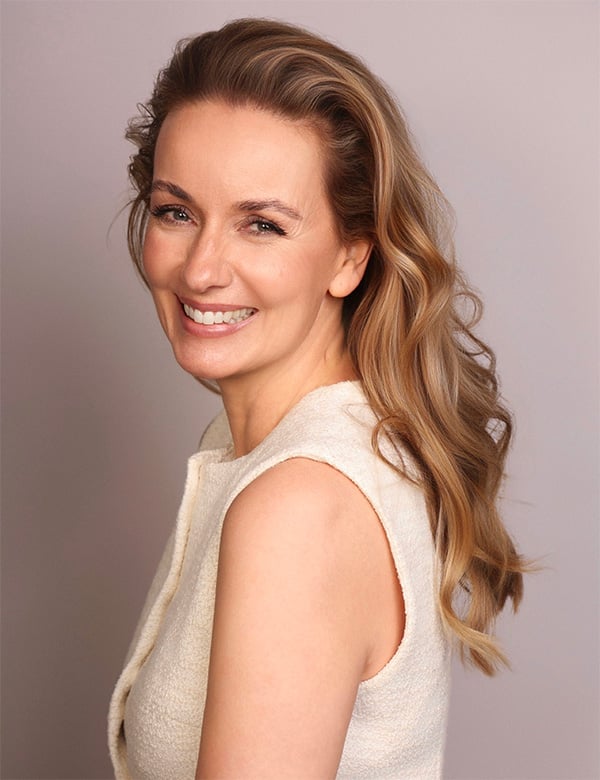 Vrouwelijk model met donkerblond haar Veronique