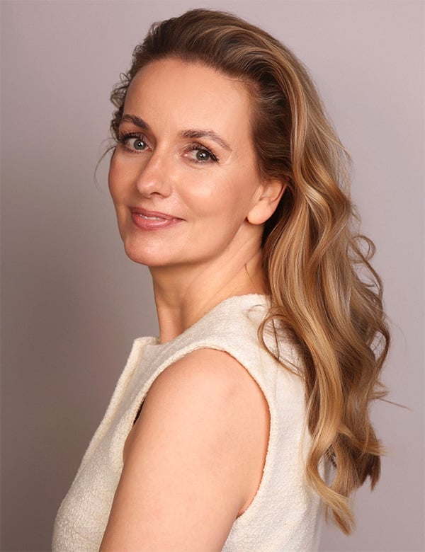 Vrouwelijk model met donkerblond haar Veronique