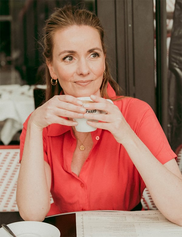 Vrouwelijk model met donkerblond haar Veronique