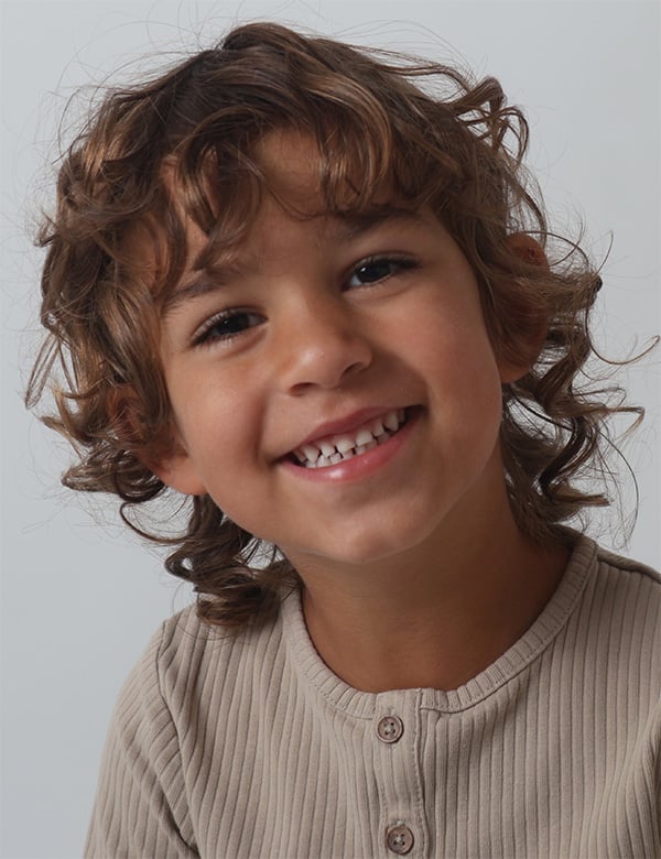 Kindermodel met bruin haar zayn v.