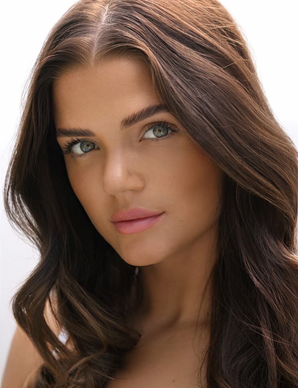 Vrouwelijk model met donkerbruin haar Britt Ham.