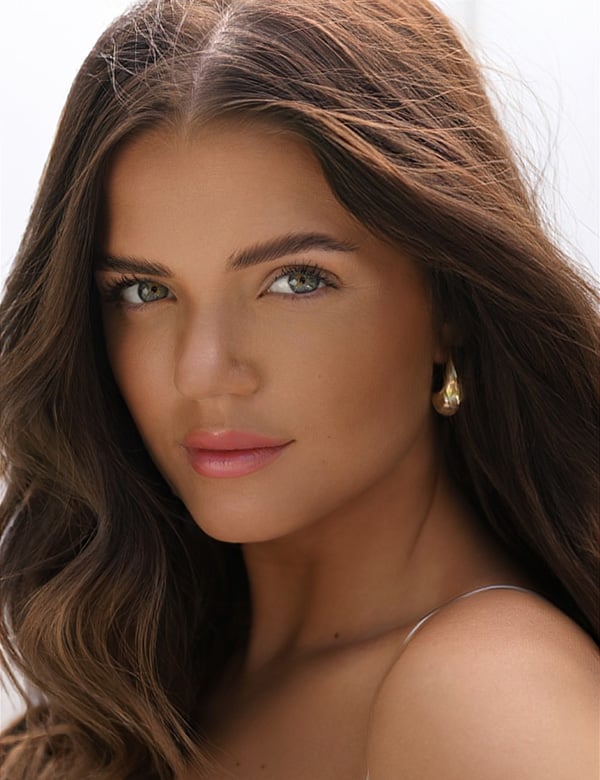 Vrouwelijk model met donkerbruin haar Britt Ham.
