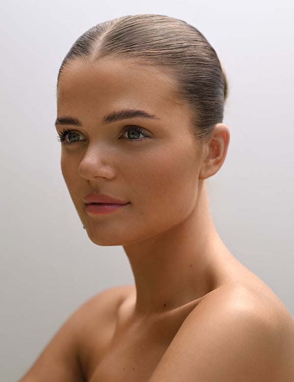 Vrouwelijk model met donkerbruin haar Britt Ham.