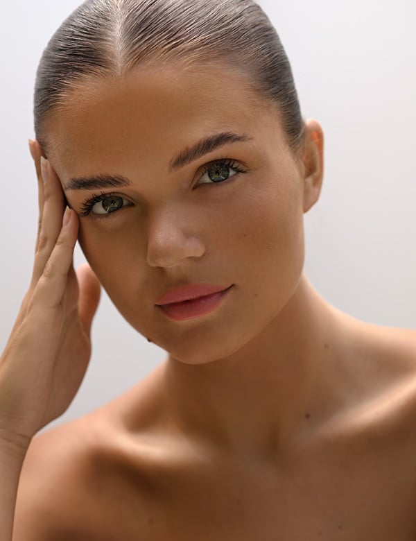 Vrouwelijk model met donkerbruin haar Britt Ham.