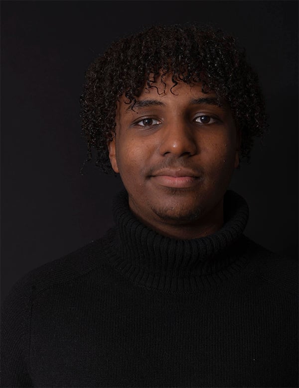 Mannelijk model met donkerbruin haar Ibrahim S.