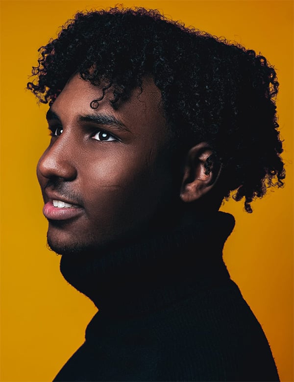 Mannelijk model met donkerbruin haar Ibrahim S.