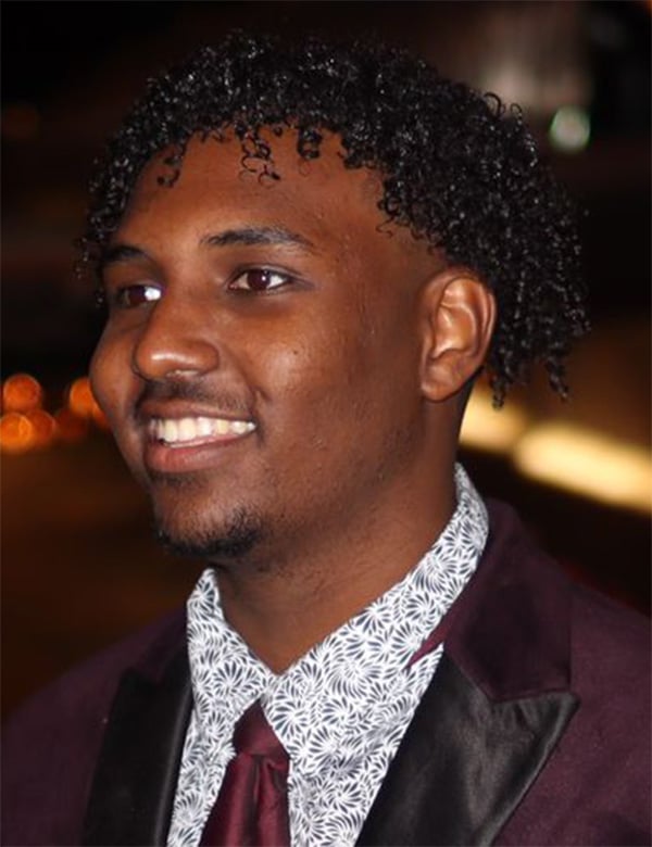 Mannelijk model met donkerbruin haar ibrahim s.