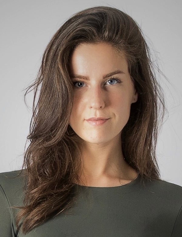 Vrouwelijk model met bruin haar iris v.