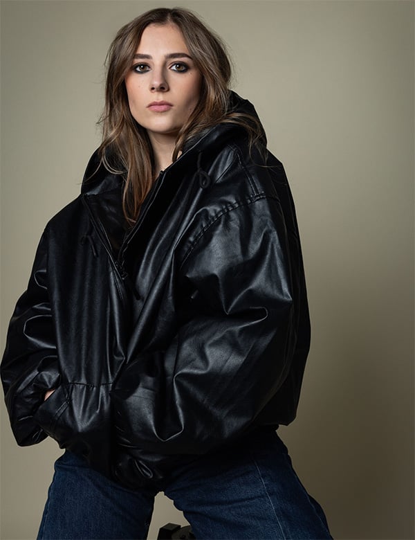 Vrouwelijk model met bruin haar Isa G.