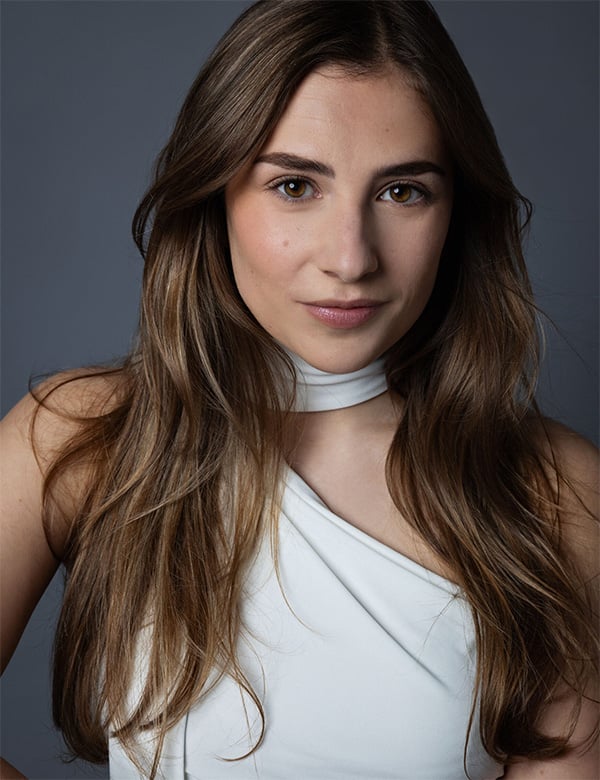 Vrouwelijk model met bruin haar Isa G.