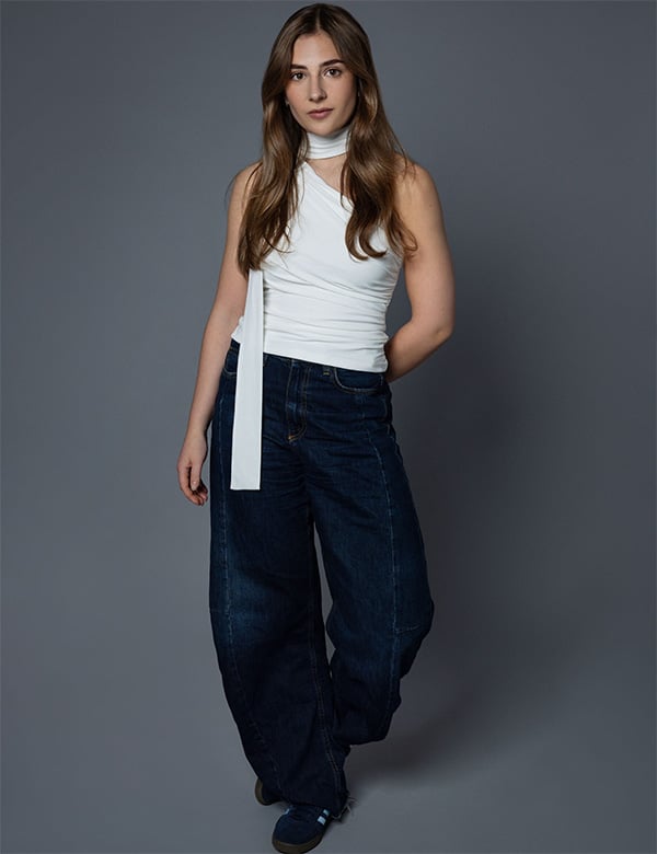 Vrouwelijk model met bruin haar Isa G.
