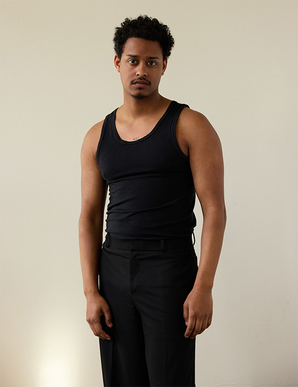 Mannelijk model met donkerbruin haar Jazzley