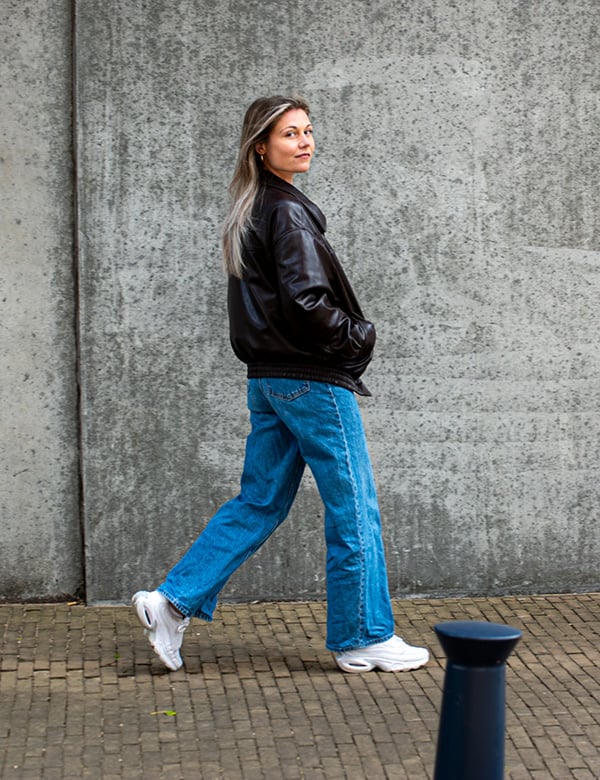 vrouwelijk model met blond haar Kim Coe.