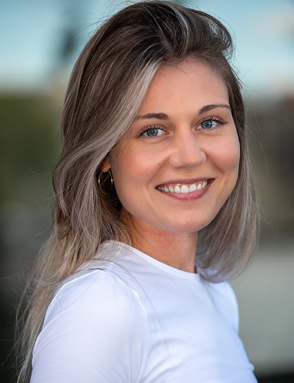 Vrouwelijk model met blond haar kim coe.