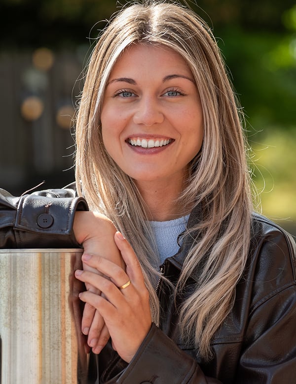 vrouwelijk model met blond haar Kim Coe.