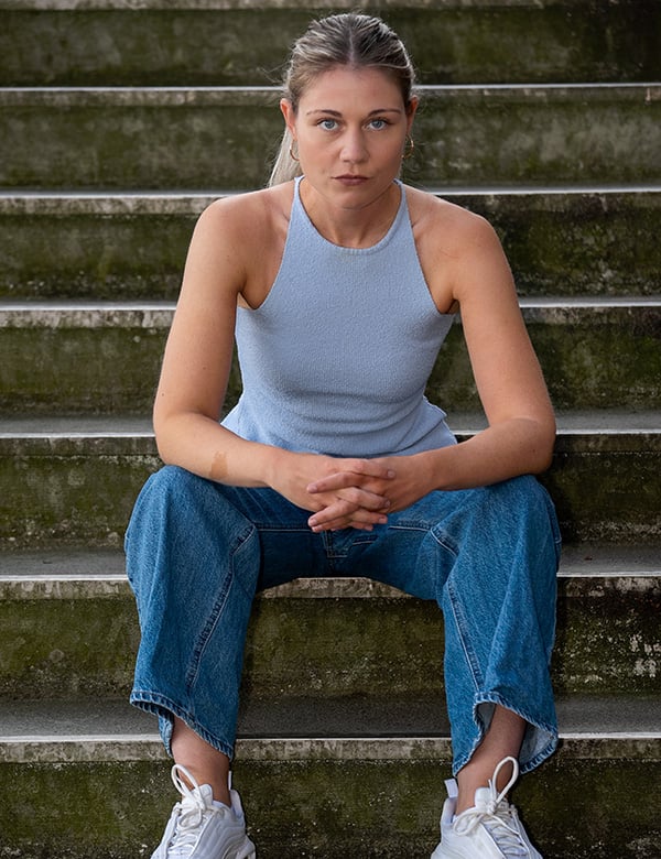 vrouwelijk model met blond haar Kim Coe.