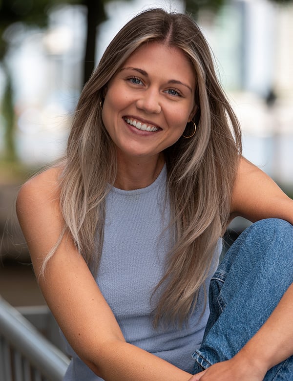 vrouwelijk model met blond haar Kim Coe.