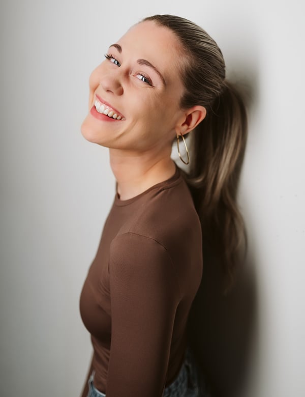 vrouwelijk model met blond haar Kim Coe.
