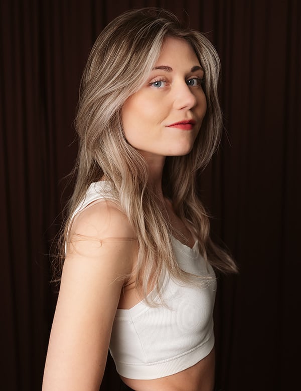 vrouwelijk model met blond haar Kim Coe.