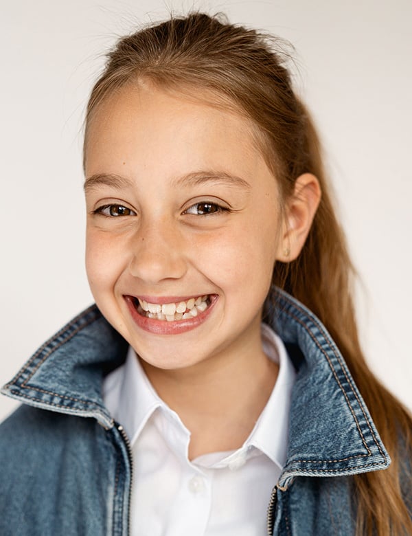 Meisjes kindermodel met donkerblond haar liv h.