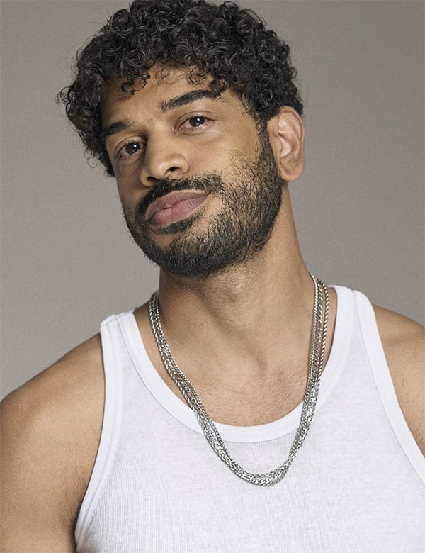 Mannelijk model met donkerbruin haar Luis