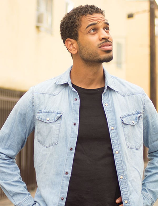 Mannelijk model met donkerbruin haar Luis