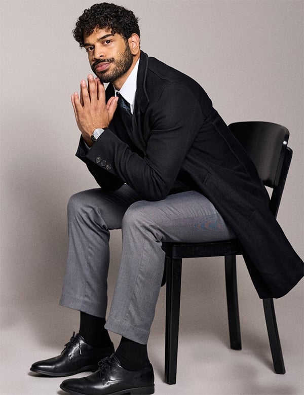 Mannelijk model met donkerbruin haar Luis