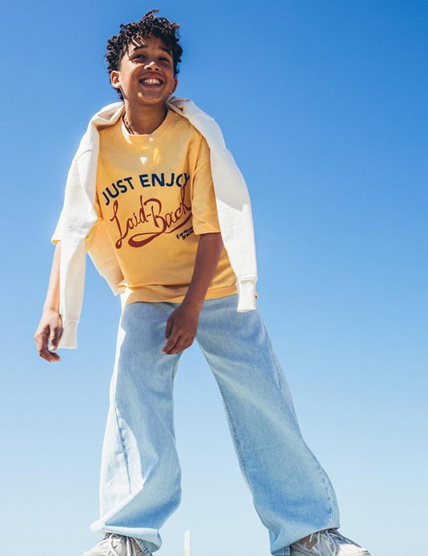 jongens kindermodel met donkere krullen Skyler.