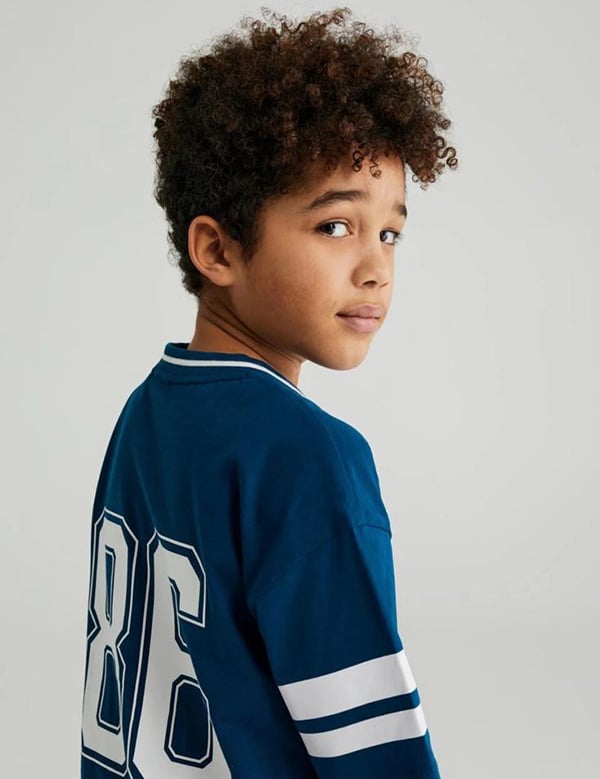 jongens kindermodel met donkere krullen Skyler.