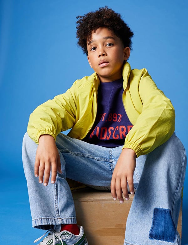 jongens kindermodel met donkere krullen Skyler.