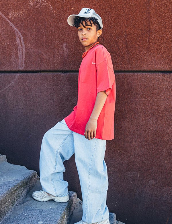 jongens kindermodel met donkere krullen Skyler.