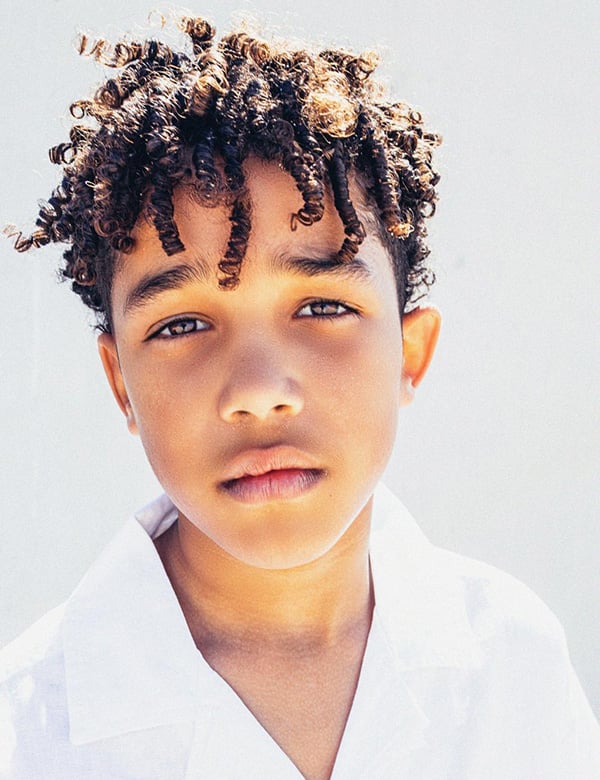 jongens kindermodel met donkere krullen Skyler.