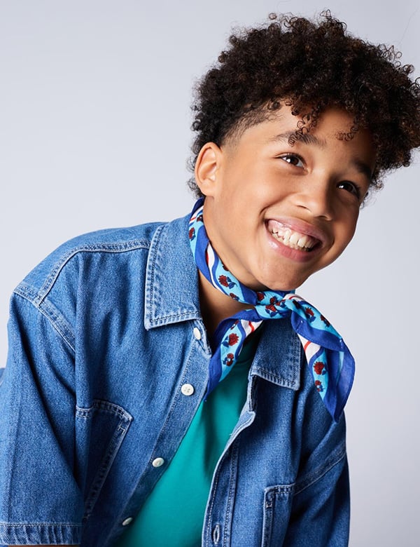 jongens kindermodel met donkere krullen Skyler.