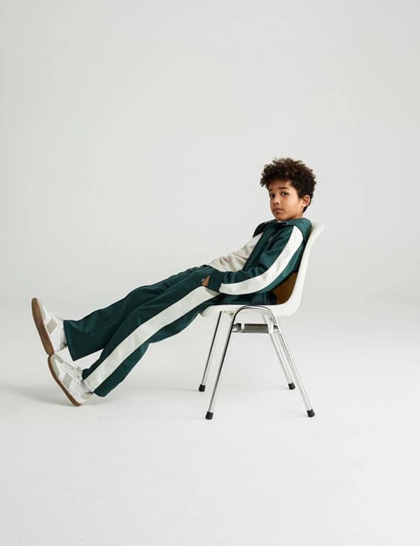 jongens kindermodel met donkere krullen Skyler.