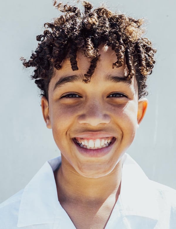 Jongens kindermodel met donkere krullen skyler.