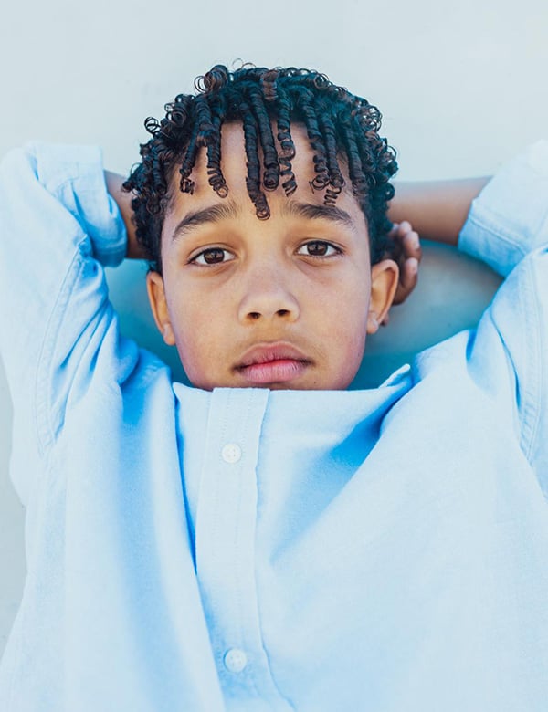 jongens kindermodel met donkere krullen Skyler.
