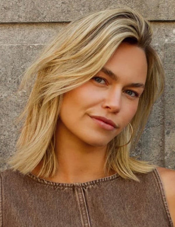 Vrouwelijk model met blond haar sterre.