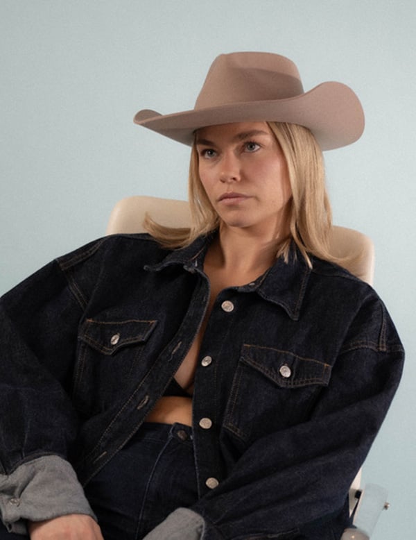 vrouwelijk model met blond haar Sterre.