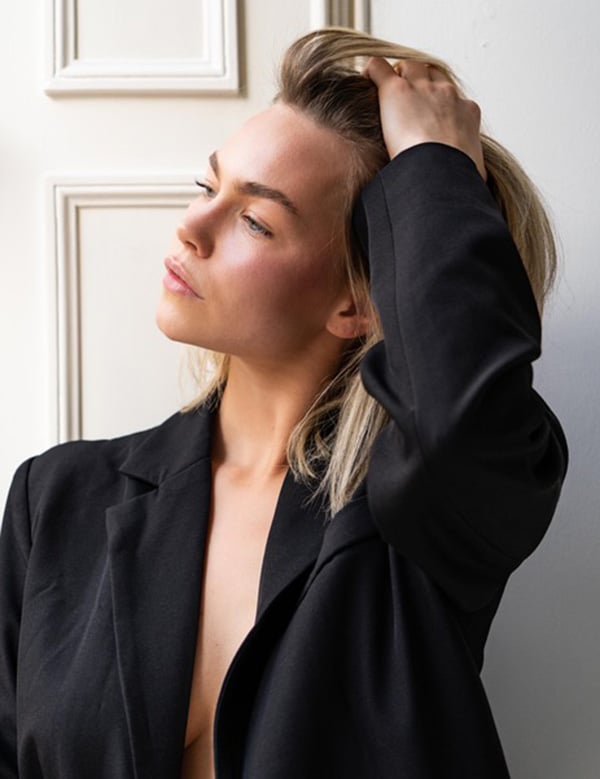 vrouwelijk model met blond haar Sterre.