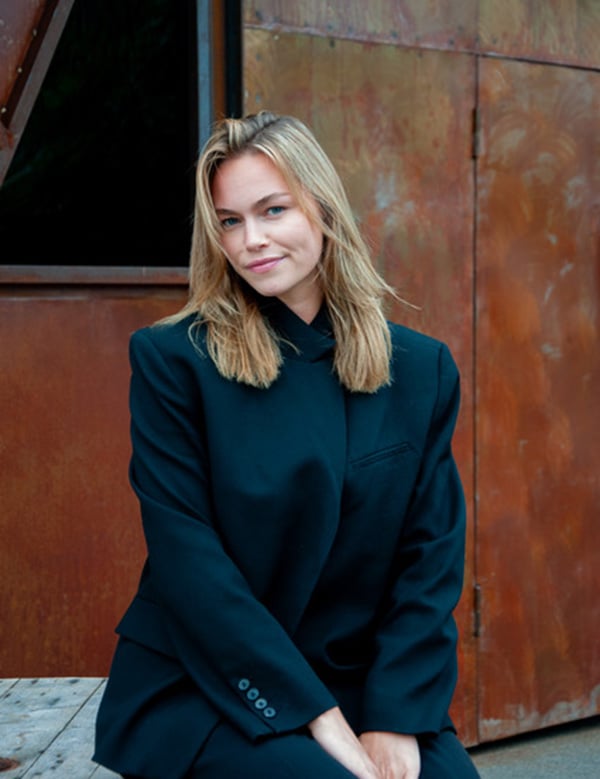 Vrouwelijk model met blond haar Sterre