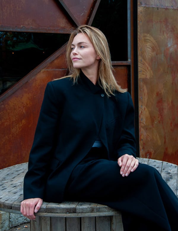 Vrouwelijk model met blond haar Sterre