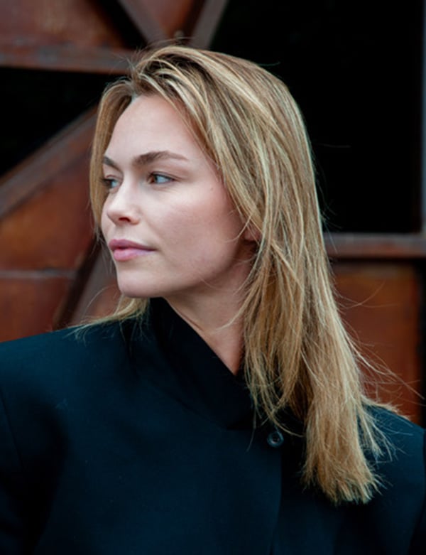 Vrouwelijk model met blond haar Sterre