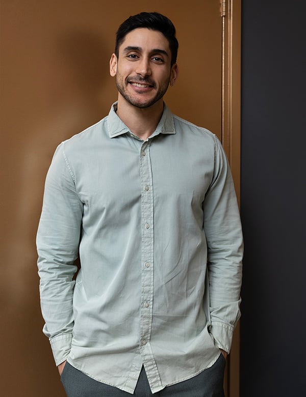 mannelijk model met donker haar Vasileios