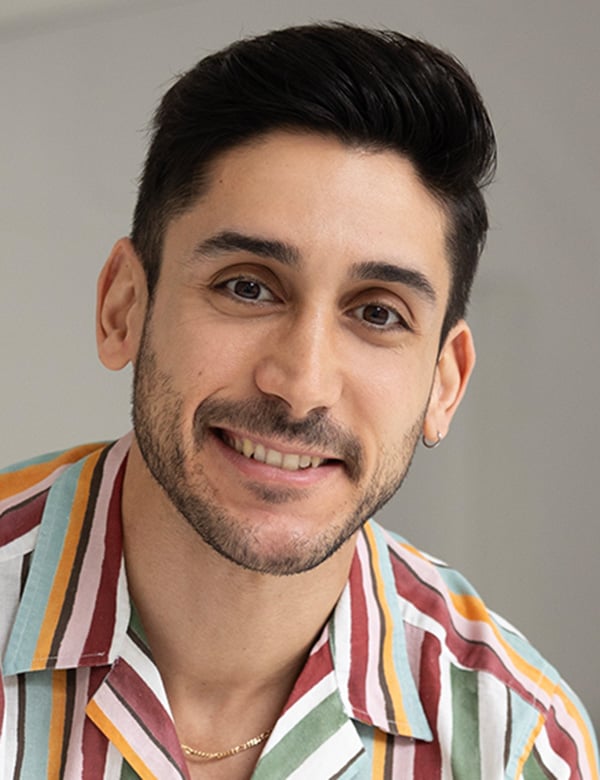 Mannelijk model met donker haar vasileios