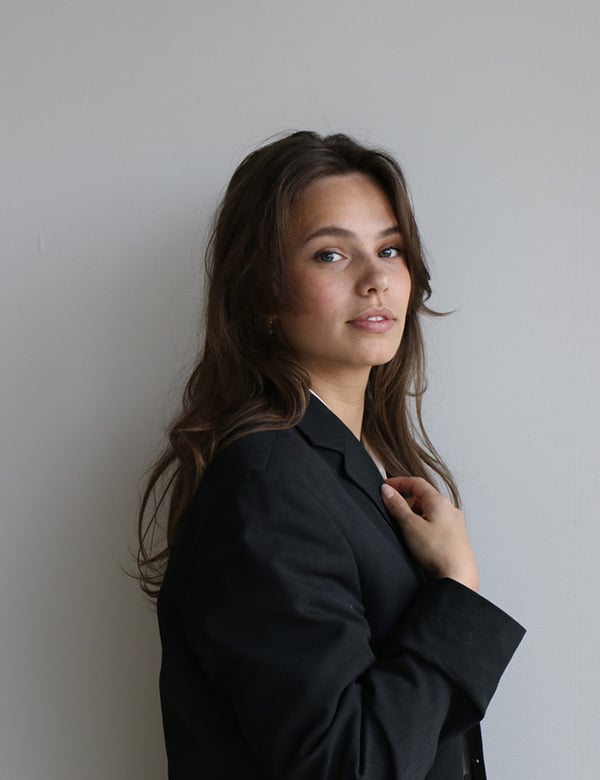 vrouwelijk model met bruin haar Zawani.