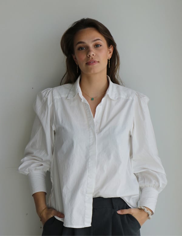 vrouwelijk model met bruin haar Zawani.