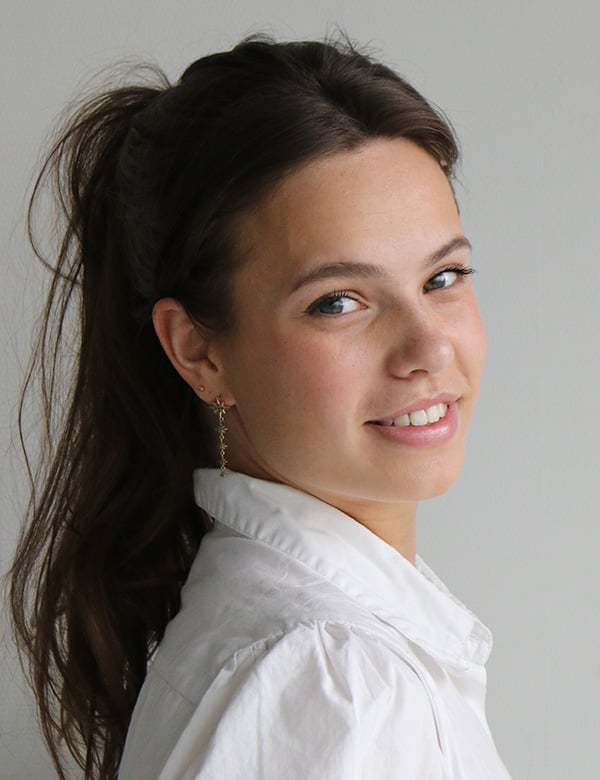 Vrouwelijk model met bruin haar zawani.